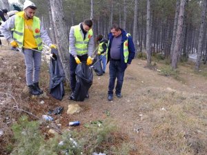 Çevre Gönüllüleri, ormanda çöp topladı