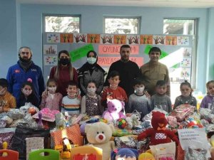 Pursaklar’da minik eller yüreklere dokunuyor