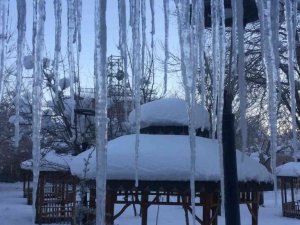 Karlıova’da buz sarkıtları oluştu, çeşmeler dondu