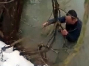 Suya düşen telefon için buz gibi suya girdi