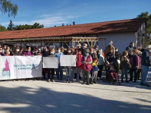 Datça’da kadın platformu üyelerinden adliye önünde basın açıklaması