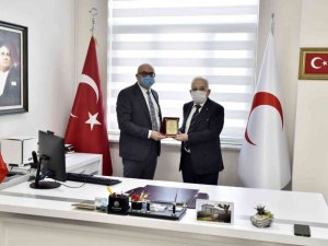 Hastaneye bağışta bulunan MESKOP’a Rektör Ataç’tan plaket