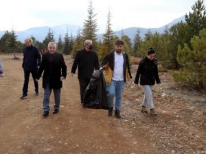 Üniversite öğrencileri atık topladı