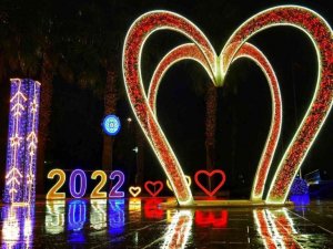 Milas’ta ilçe meydanı yeni yıl için süslendi