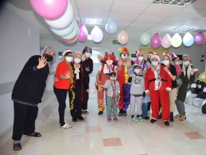 Hastanede tedavi gören miniklere yeni yıl kutlaması