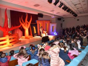 Kartepeli minikler tiyatro oyunu ile eğlendi