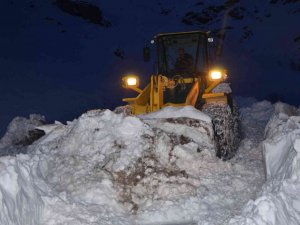 Termometreler eksi 25 dereceyi buldu, ekipler iş makineleri donmasın diye aralıksız çalışıyor