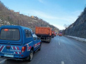 Heyelan yaşanan kara yolunu temizleme çalışmaları sürüyor