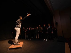 Pursaklar Belediyesi Tiyatrosu ilk sahnesini "İstiklal" isimli oyun ile açtı