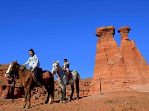 ‘Kırmızı Periler Diyarı’nda atlı safari ve bisiklet turu