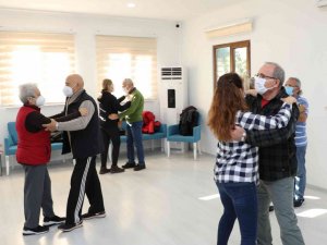 Aktif Yaşlılılar pistte gençlere taş çıkarttı