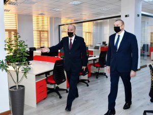 Aliyev, Azerbaycan resmi haber ajansının yeni binasının açılışını yaptı