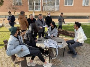 AK Parti ’Yatırım, İstihdam, Üretim, İhracat, Büyüme’ başlıklı el broşürü dağıttı