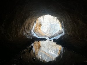 Kemaliye’de ’dünyanın en zorlu yolları’ arasında gösterilen "Taş Yolu" buz tuttu