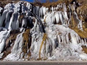 Tunceli’de havalar soğudu, ’Ağlayan Kayalar’ buz tuttu