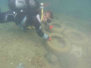 Hatay’da sahil güvenlik dalgıçlarından deniz temizliği