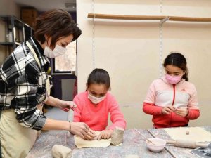 Çamur minik ellerde şekilleniyor