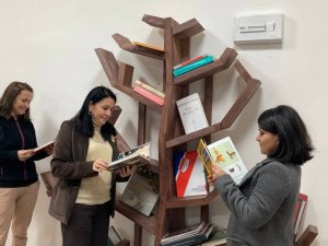 Kadın emeği merkezine kitaplar konuldu