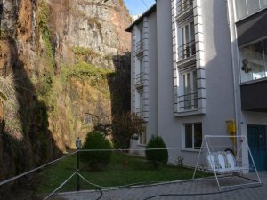 Kopan kaya parçaları binaya döküldü