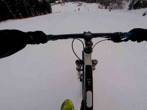 Bisikletleri ile bin 300 kilometrelik kayak pistinden aşağı indiler, o anları kayıt altına aldılar