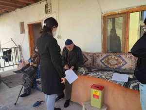 Sungurlu’da sağlık çalışanları köylerde aşı çalışması yapıyor