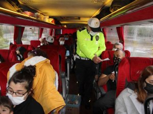 Otobüslerde hem denetim, hem maske dağıttılar