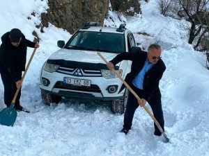 Kardan dolayı yolları kapalı olan köy sakinleri kendi imkanlarıyla yollarını açıyorlar