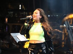 Bodrum’da yüzlerce kişi soğuk havaya, yağmura ve fırtınaya aldırış etmeden doyasıya eğlendi