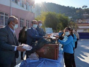 Koçarlı’da öğrencilere 500 adet balık ekmek dağıtıldı