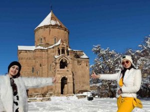 Beyaza bürünen Akdamar Adası’na İranlı turistlerden yoğun ilgi