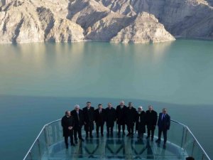 Ulaştırma ve Altyapı Bakanı Karaismailoğlu, Türkiye’nin en büyük cam terasını gezdi