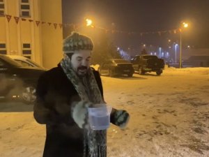 Ağrı’da sıcak su havada dondu