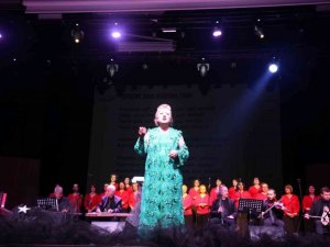 Kadınlar korosu iki usta bestekarın eserlerini seslendirdi, kulakların pası silindi