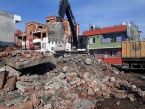 Akdeniz’de bir metruk bina daha yıkıldı