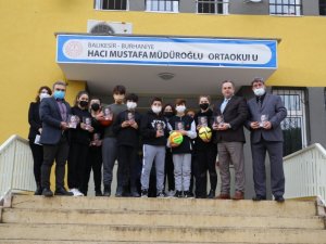 Burhaniye’de çevreci öğrenciler ödüllendirildi