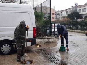 Marmaris’te belediye ekiplerinden yağmur mesaisi