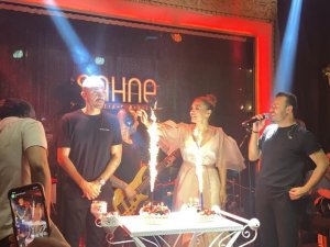 Demet Akalın ve Okan Kurt çiftinden görkemli 10. yıl kutlaması