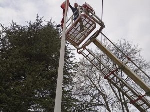 Makaraya dolanan bayrak madencilerin duyarlılığı sayesinde kurtarıldı