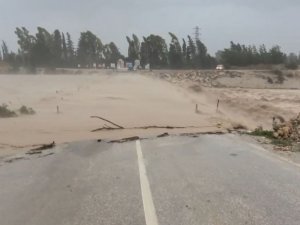 Boğaçay’ı taştı, kapatılan köprünün üzerinden sular aştı