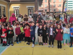 Turgutlu Belediyesi Tiyatro Ekibi çocukların sevincine ortak oldu