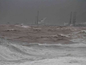 Dünyaca ünlü Konyaaltı Sahili’nde denizin rengi kahverengiye döndü