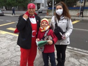 Ay yıldızlı elbisesi ile sokak sokak çocuklara hediye dağıtıyor