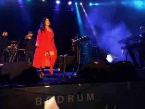 Melek Mosso’dan hayranlarına müjde