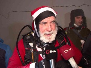 Kadıköy’de Noel baba sokak hayvanları için denize daldı