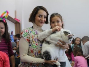 Minik öğrencilere hayvan sevgisi aşılanıyor