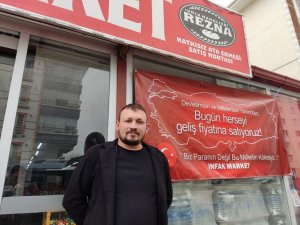 ‘Devletimizin ve milletimizin yanındayız’ diyen esnaf, marketindeki her şeyi maliyetine satıyor