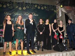 İzmir’de sağlık çalışanları yılbaşı yemeğinde buluştu