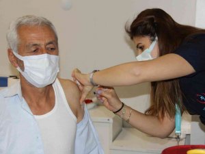 Mersin’de yerli aşı Turkovac uygulanmaya başlandı