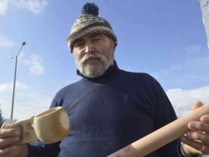 Doğada bulduğu ağaç köklerini bu hale getiriyor