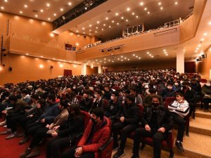 Pursaklar Belediyesinin hazırladığı “İstiklal” oyununa gençlerden tam not